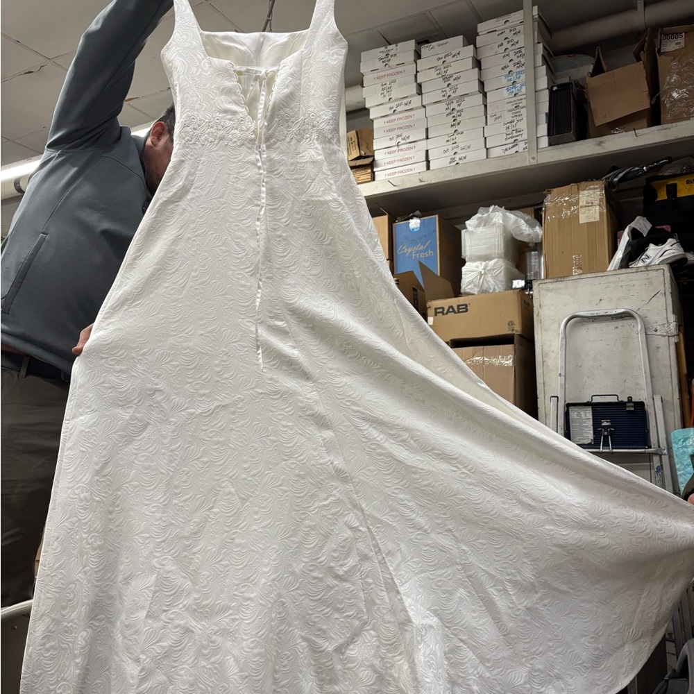 Elegant White Sleeveless Dress